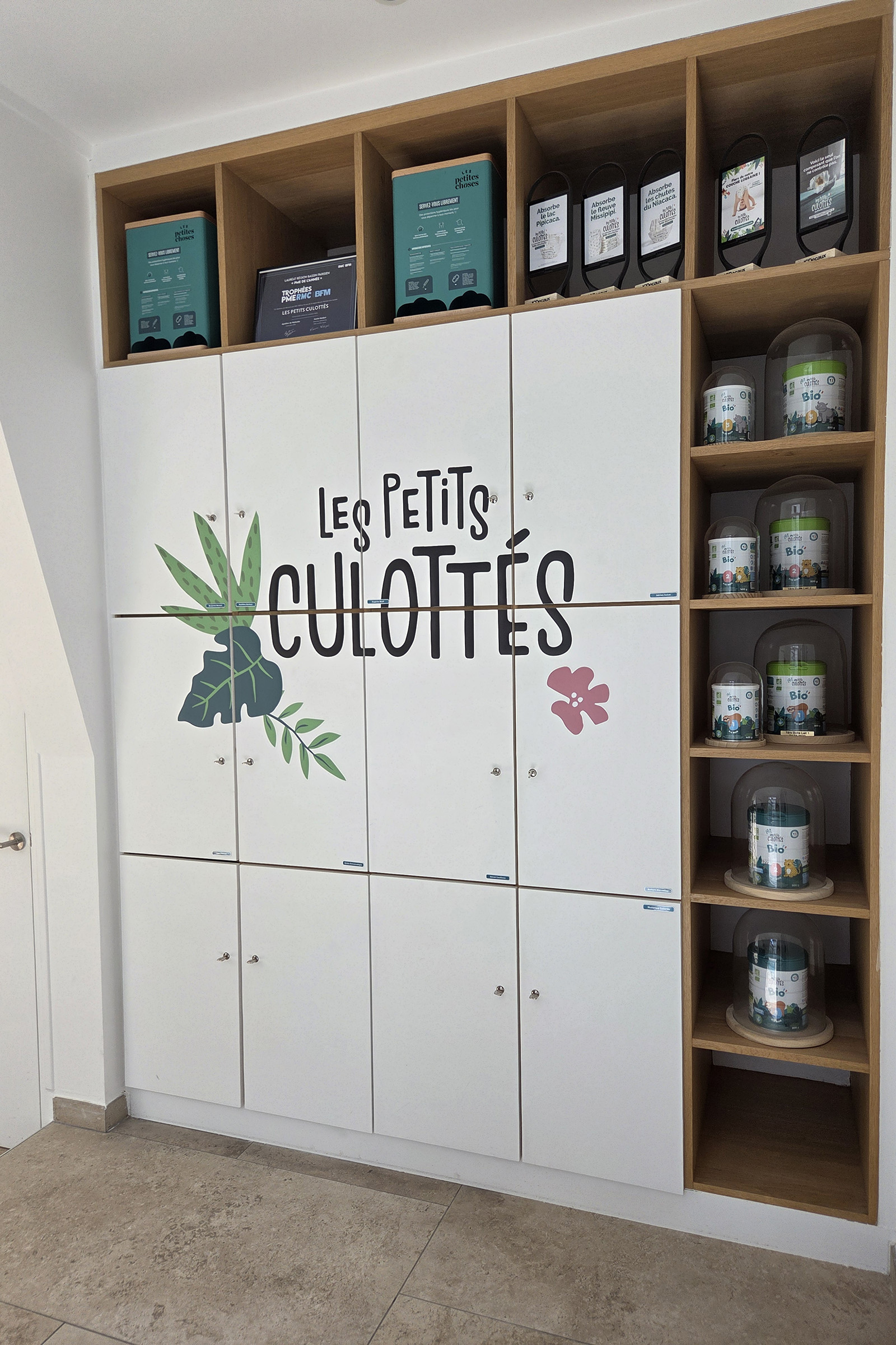 Meuble sur mesure à l'entrée du siège social des Petits Culottés