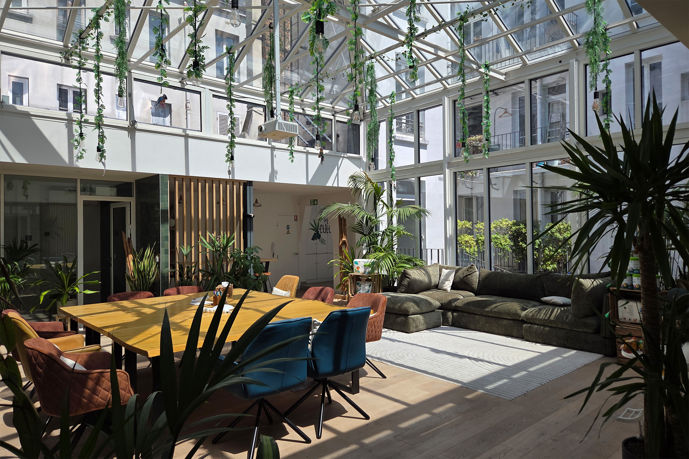 Espace de travail sous la verrière du siège social des Petits Culottés