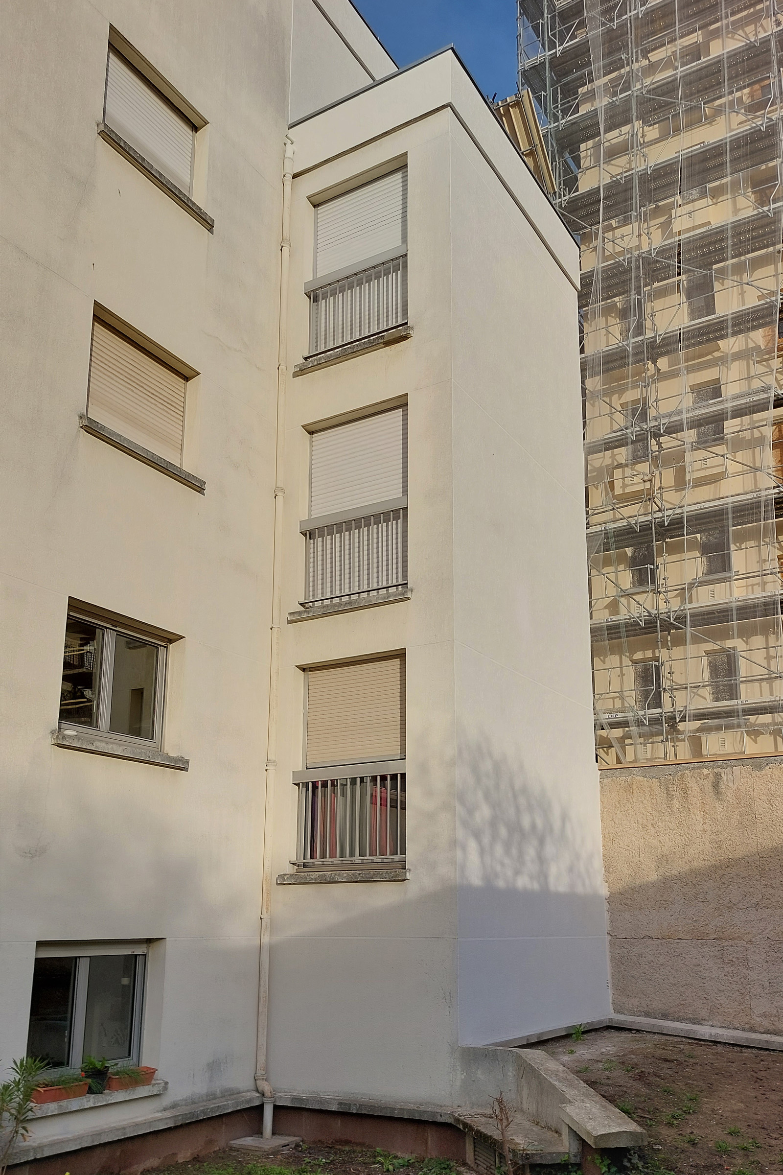 Façade sur cour restaurée après le sinistre à Vincennes