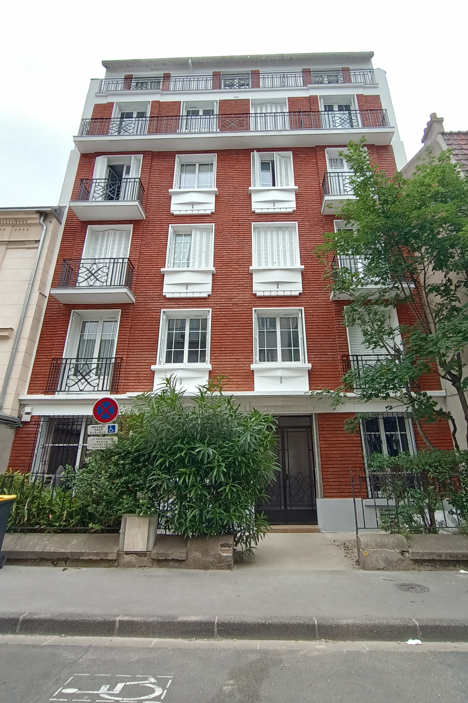 Façade en brique rénovée d'une copropriété à Vincennes
