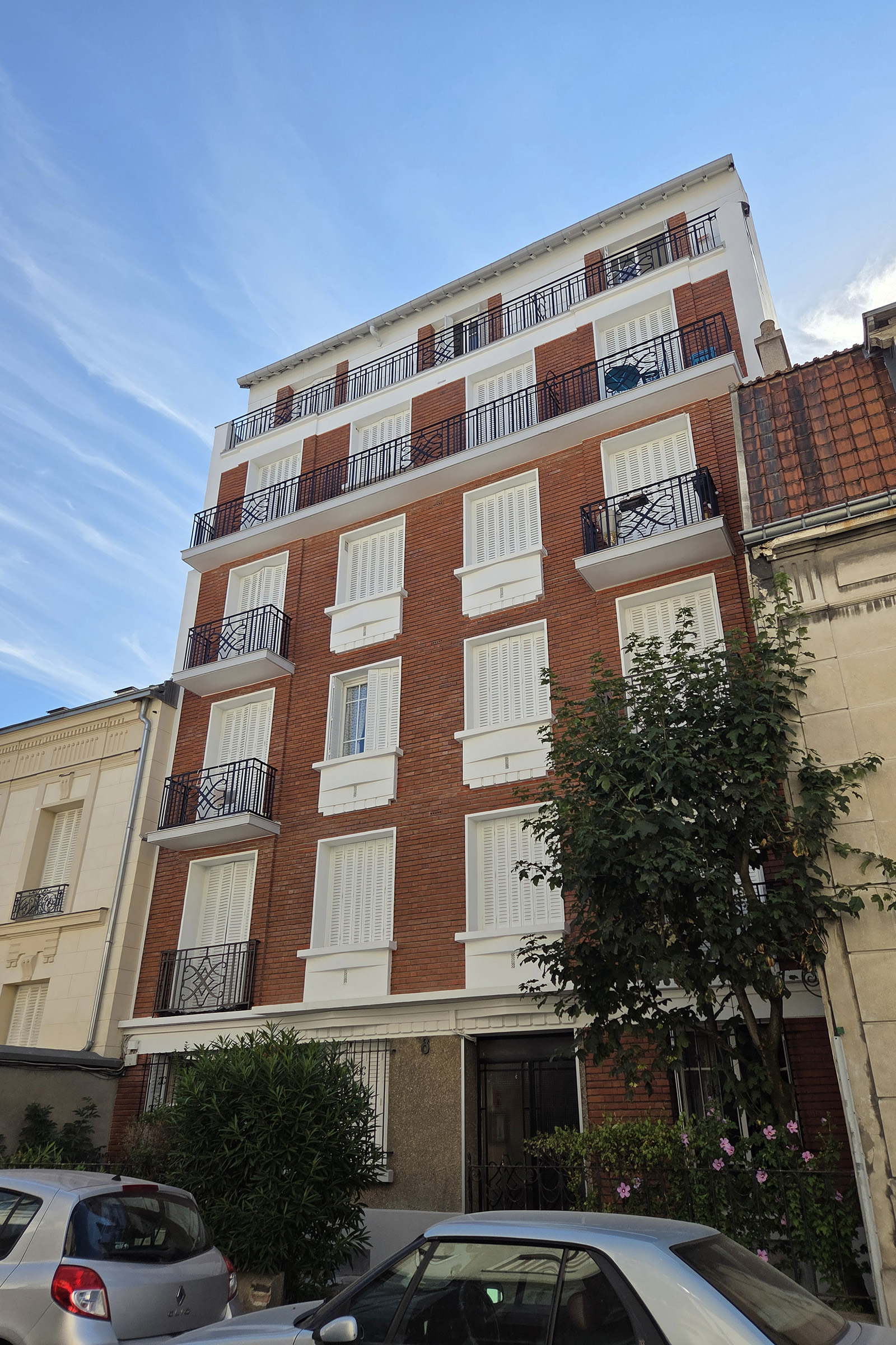 Façade en brique de la copropriété après travaux de ravalement à Vincennes
