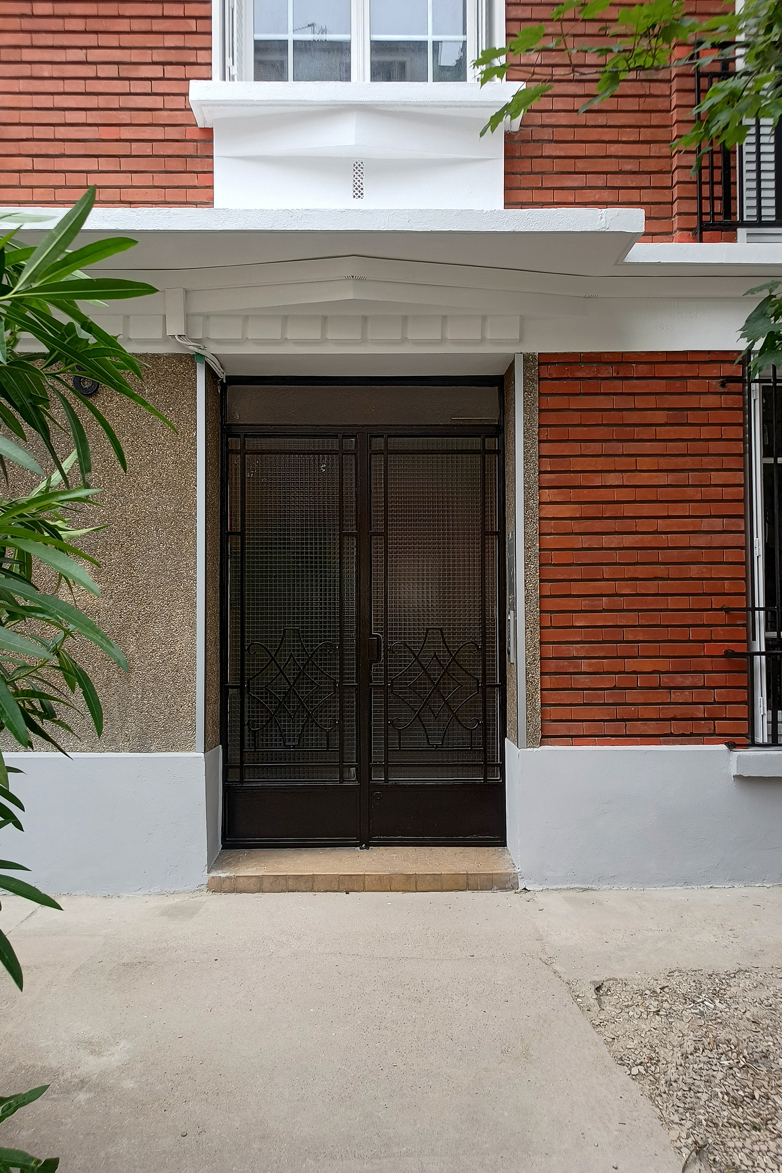 Entrée de l'immeuble après ravalement de la façade à Vincennes