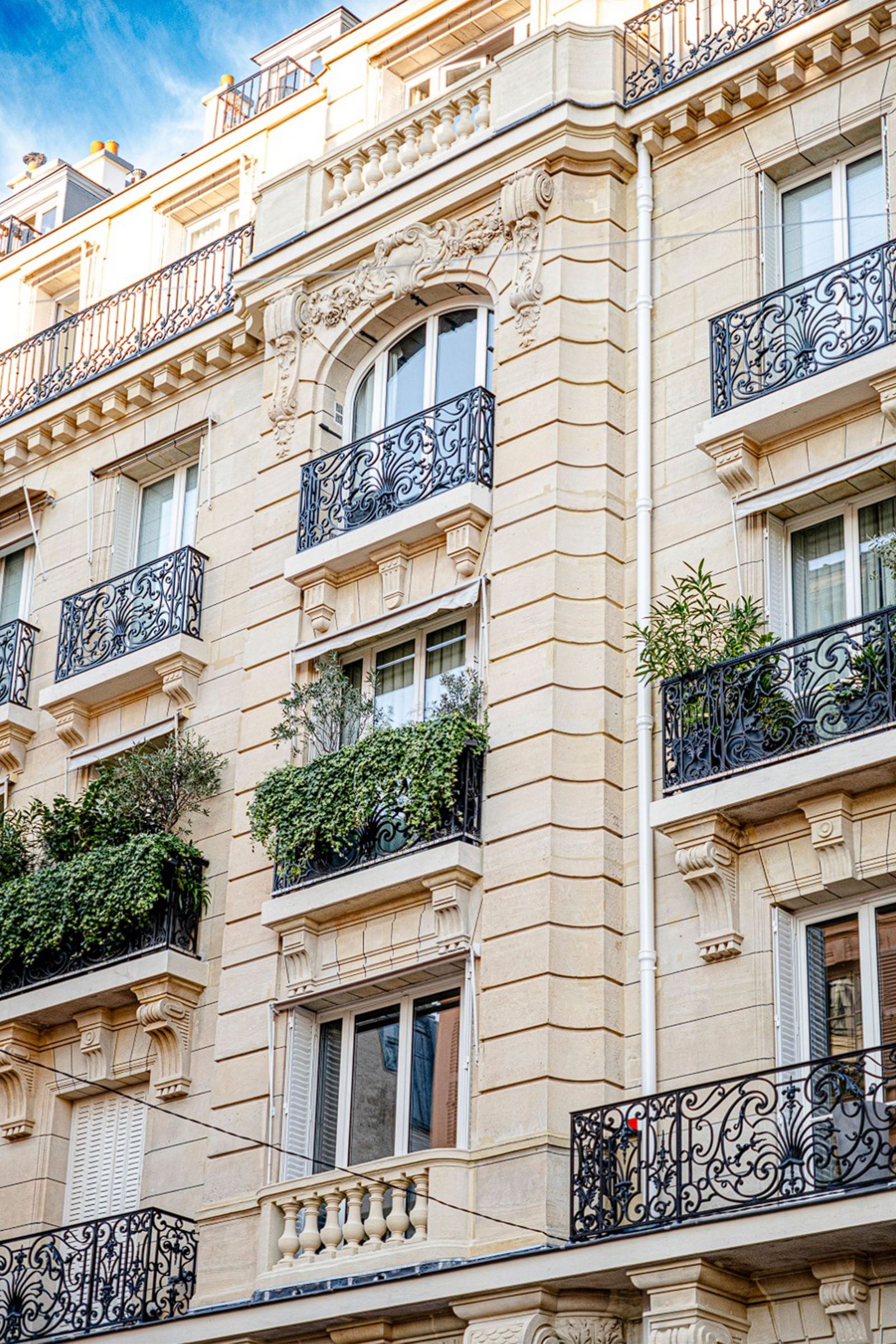 Détail de la façade restaurée après ravalement
