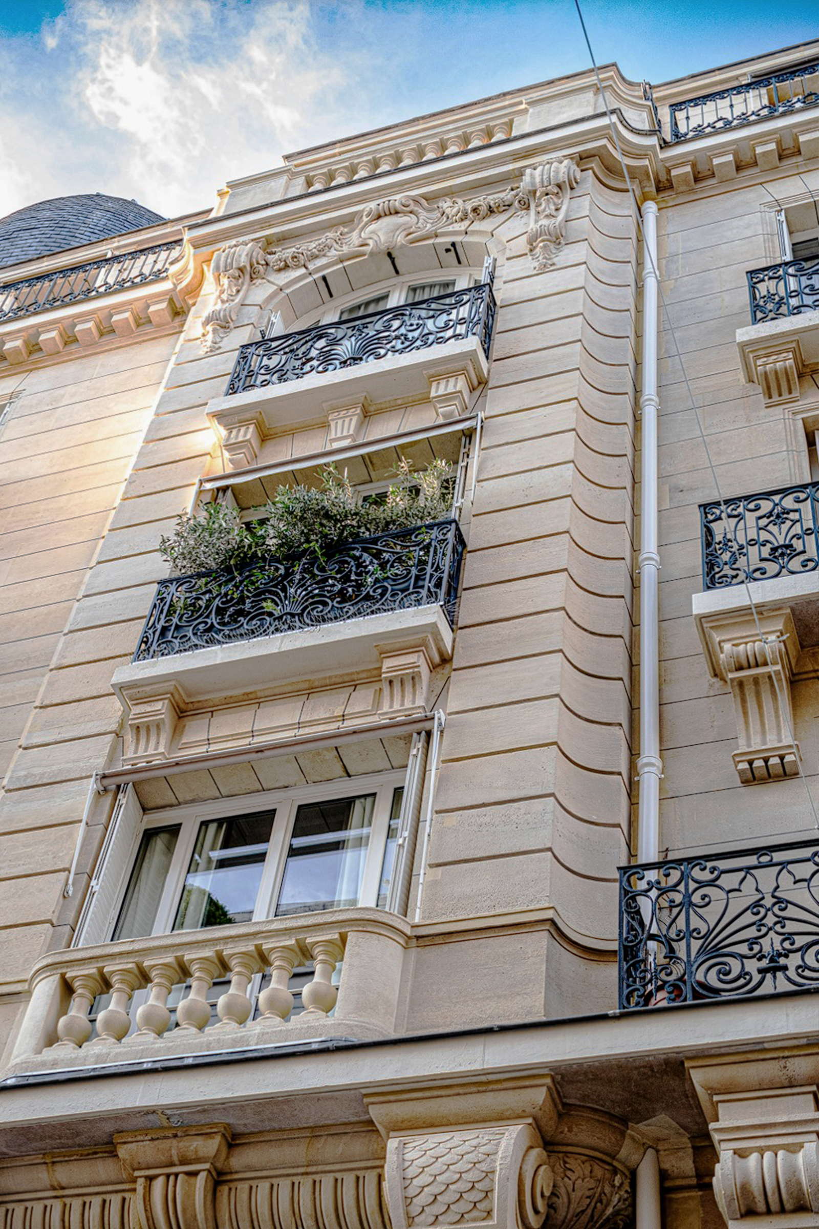 Détail des balcons restaurés après ravalement