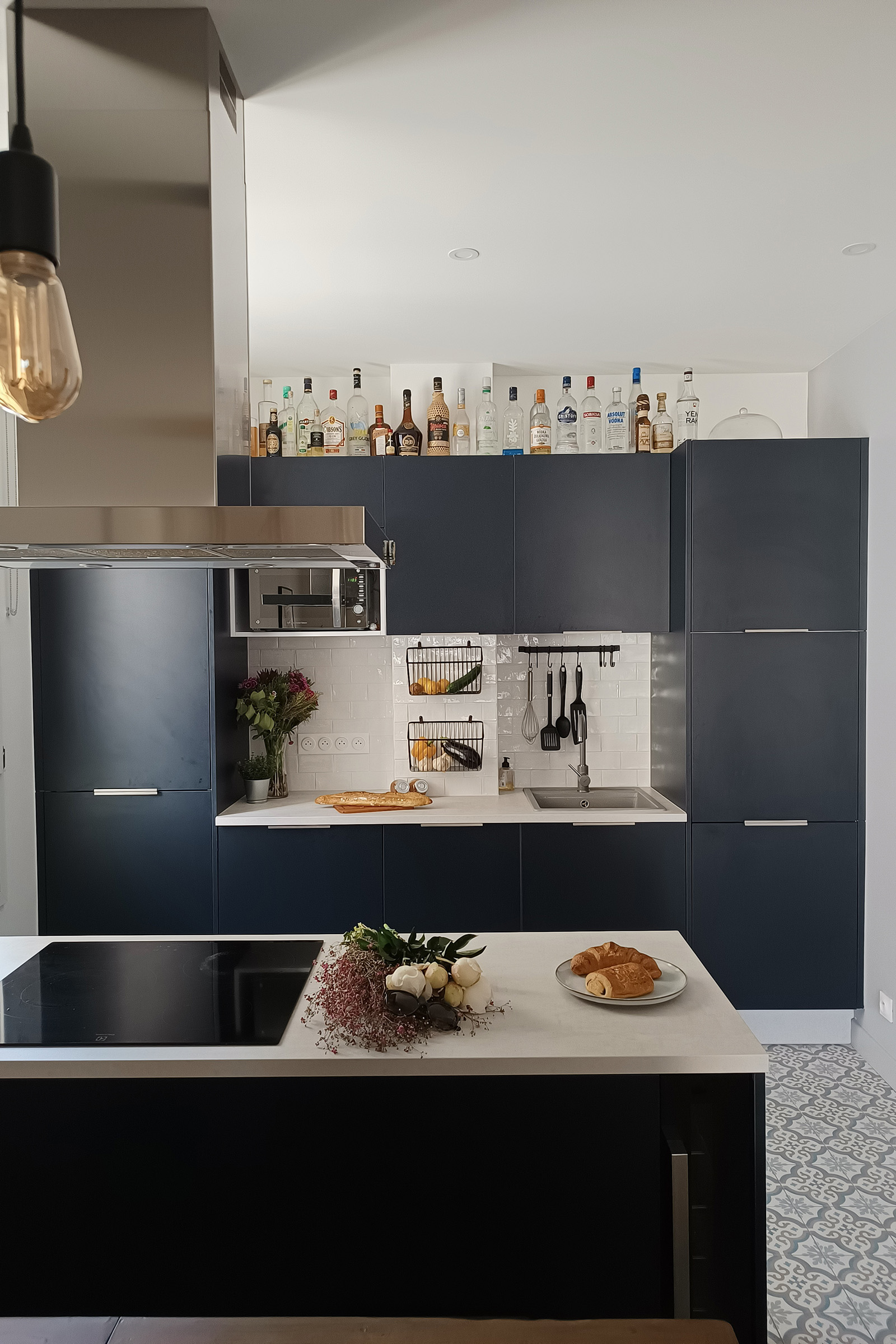 Cuisine ouverte avec îlot central après rénovation d’un appartement à Paris 15
