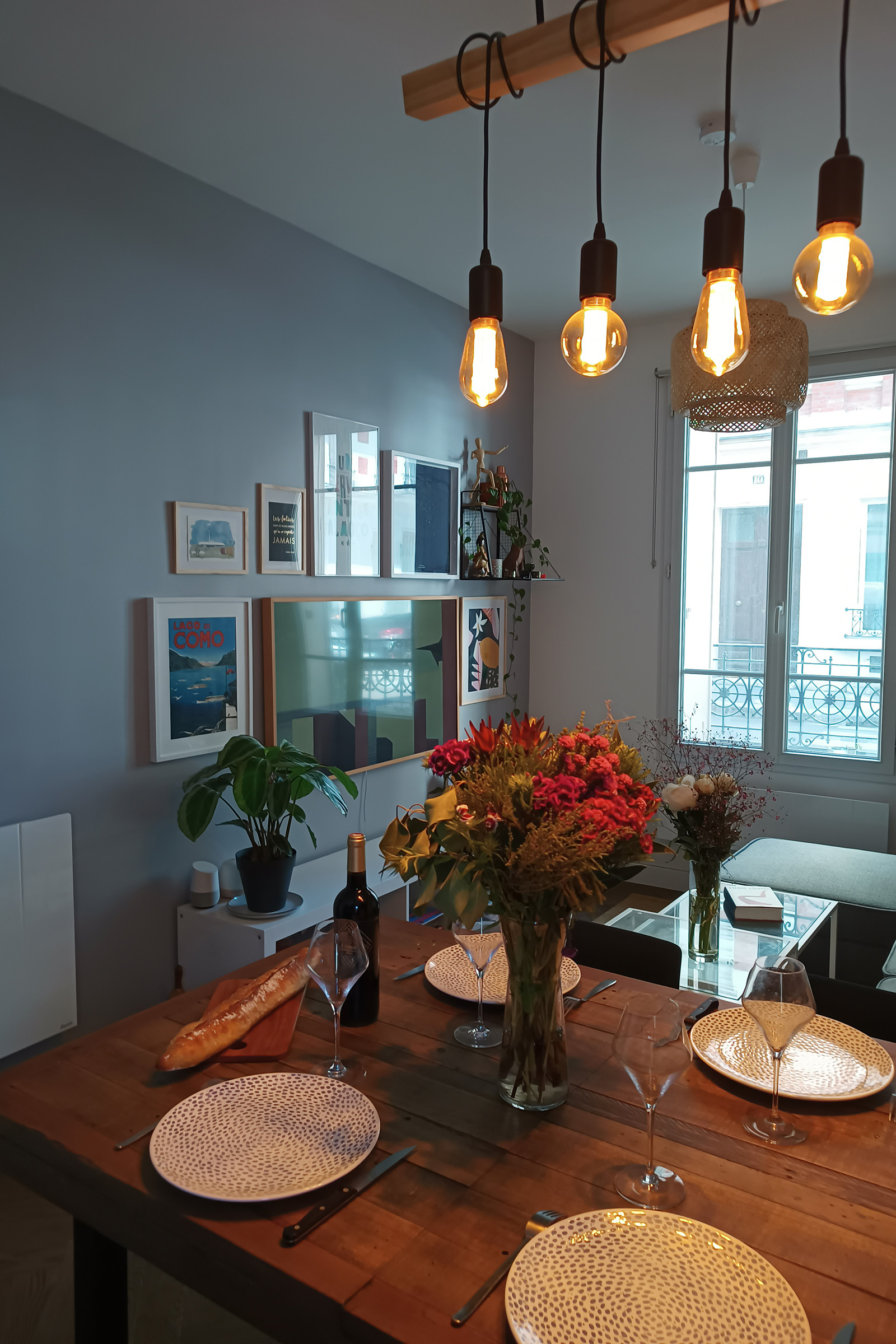 Salle à manger ouverte sur le séjour après rénovation de l’appartement