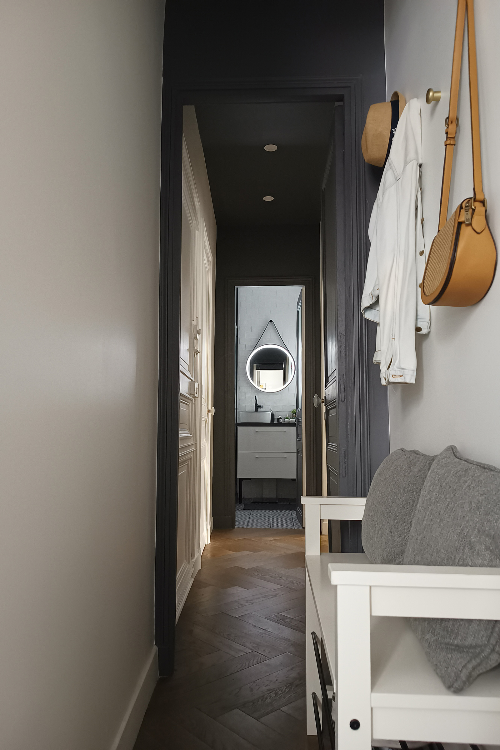 Couloir réaménagé avec portes et plafond peints dans une teinte foncée