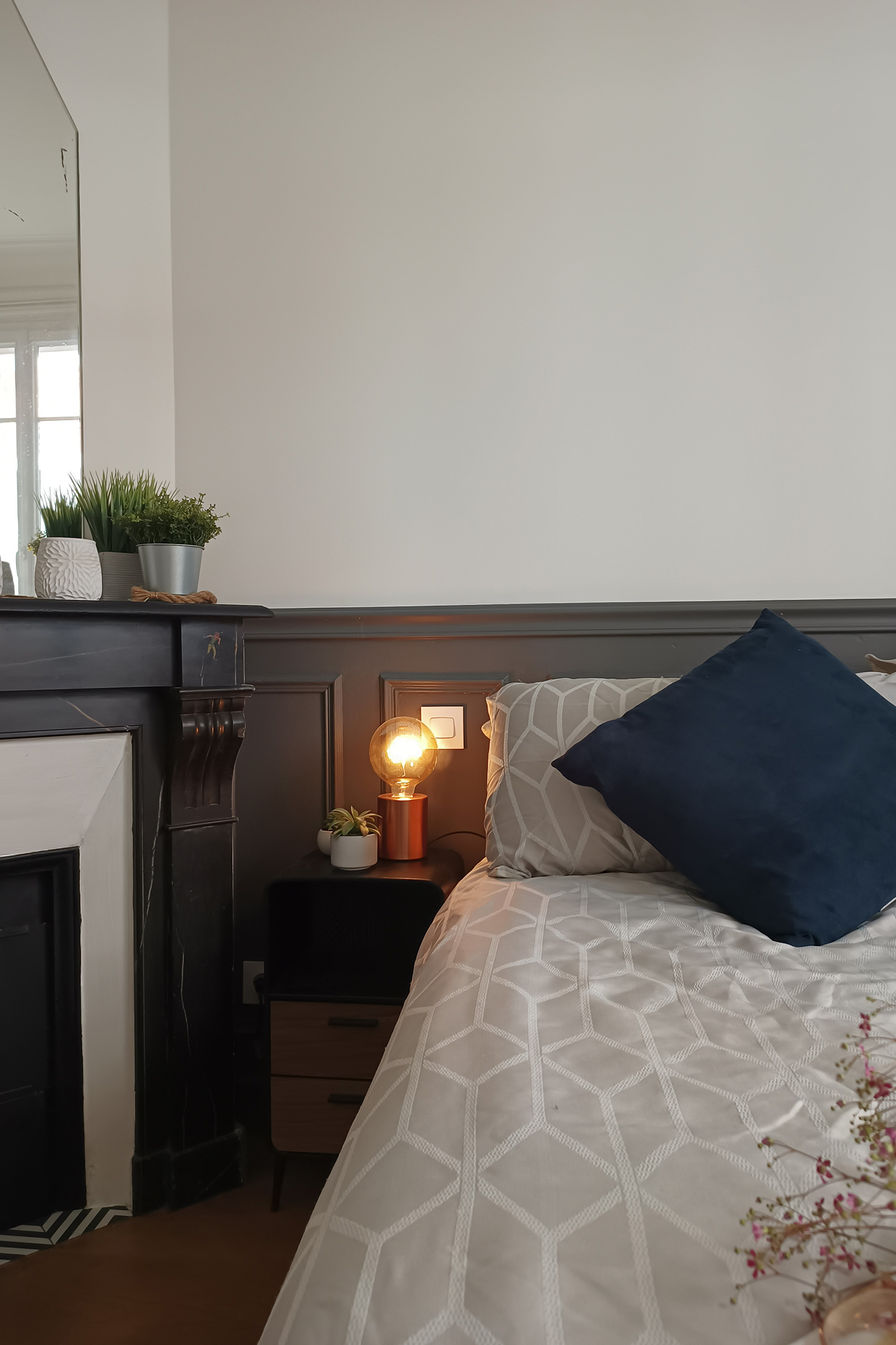 Chambre rénovée avec cheminée ancienne et soubassement peint