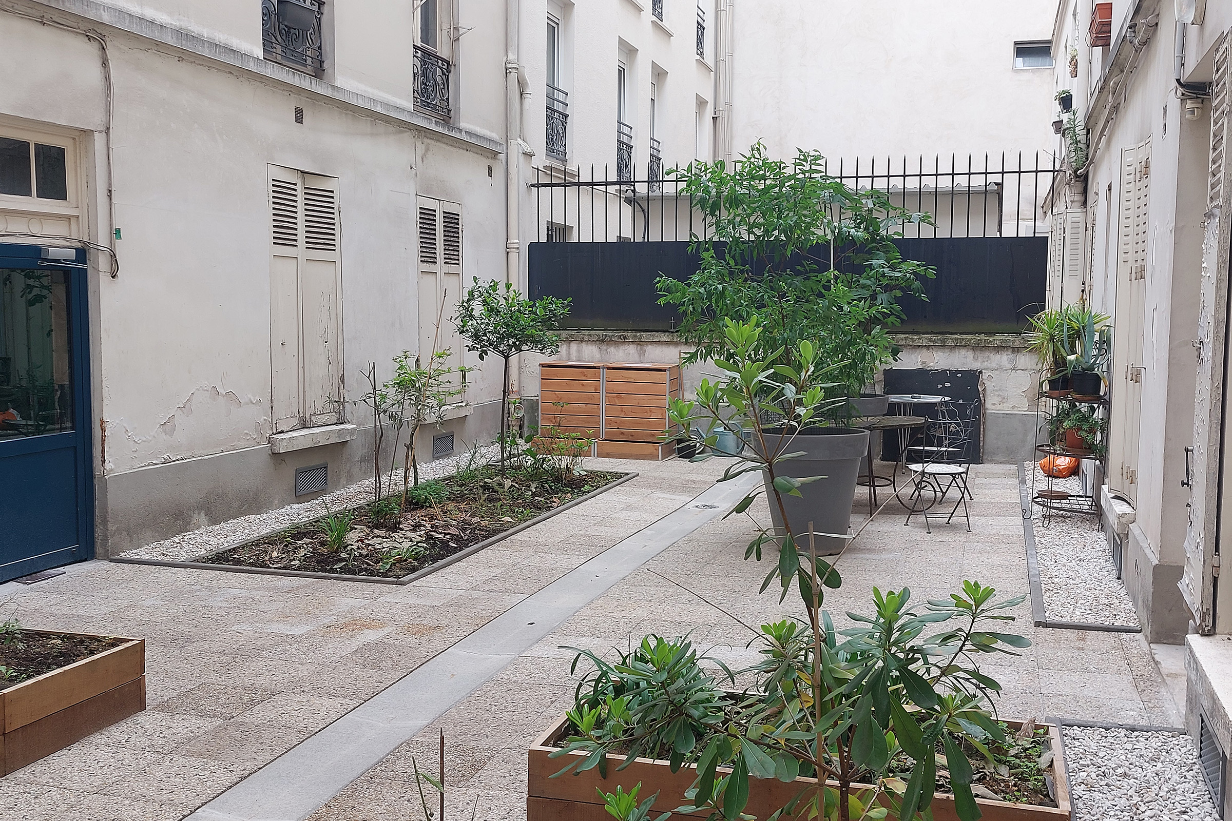 Cour de copropriété réaménagée avec espaces végétalisés à Paris 17