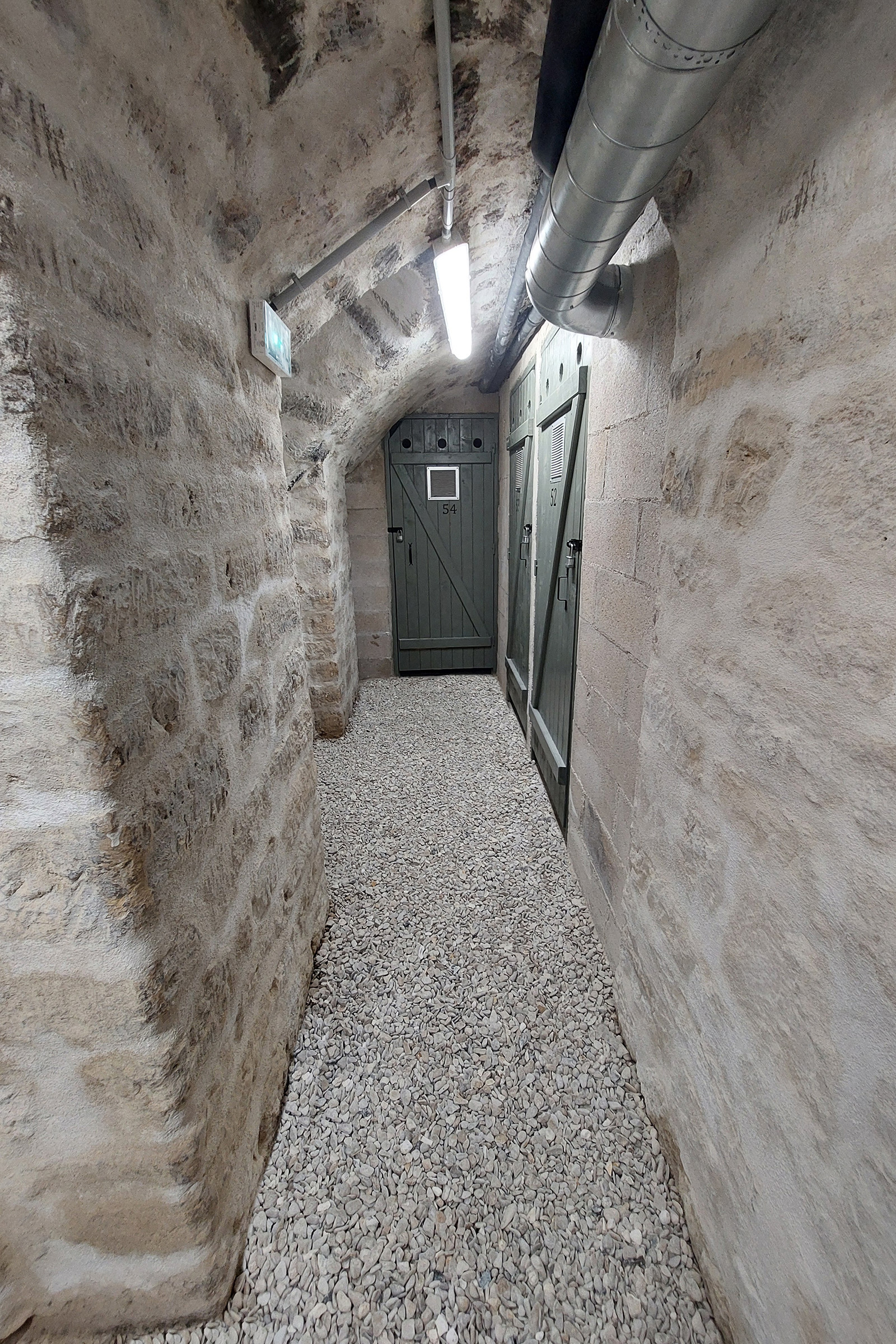 Caves réhabilitées avec maçonneries assainies et sol en gravier