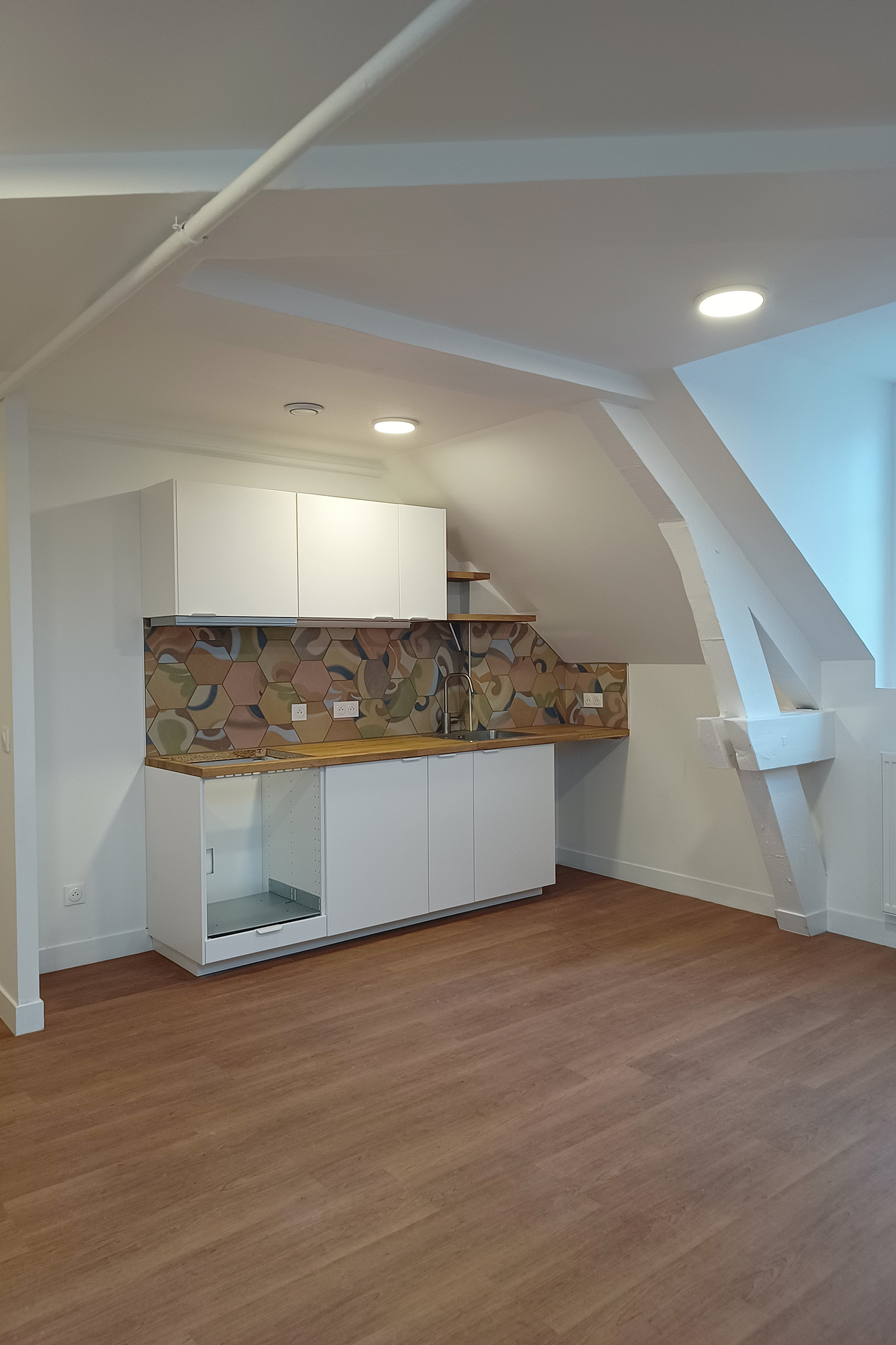 Cuisine ouverte d’un logement après réhabilitation à Paris