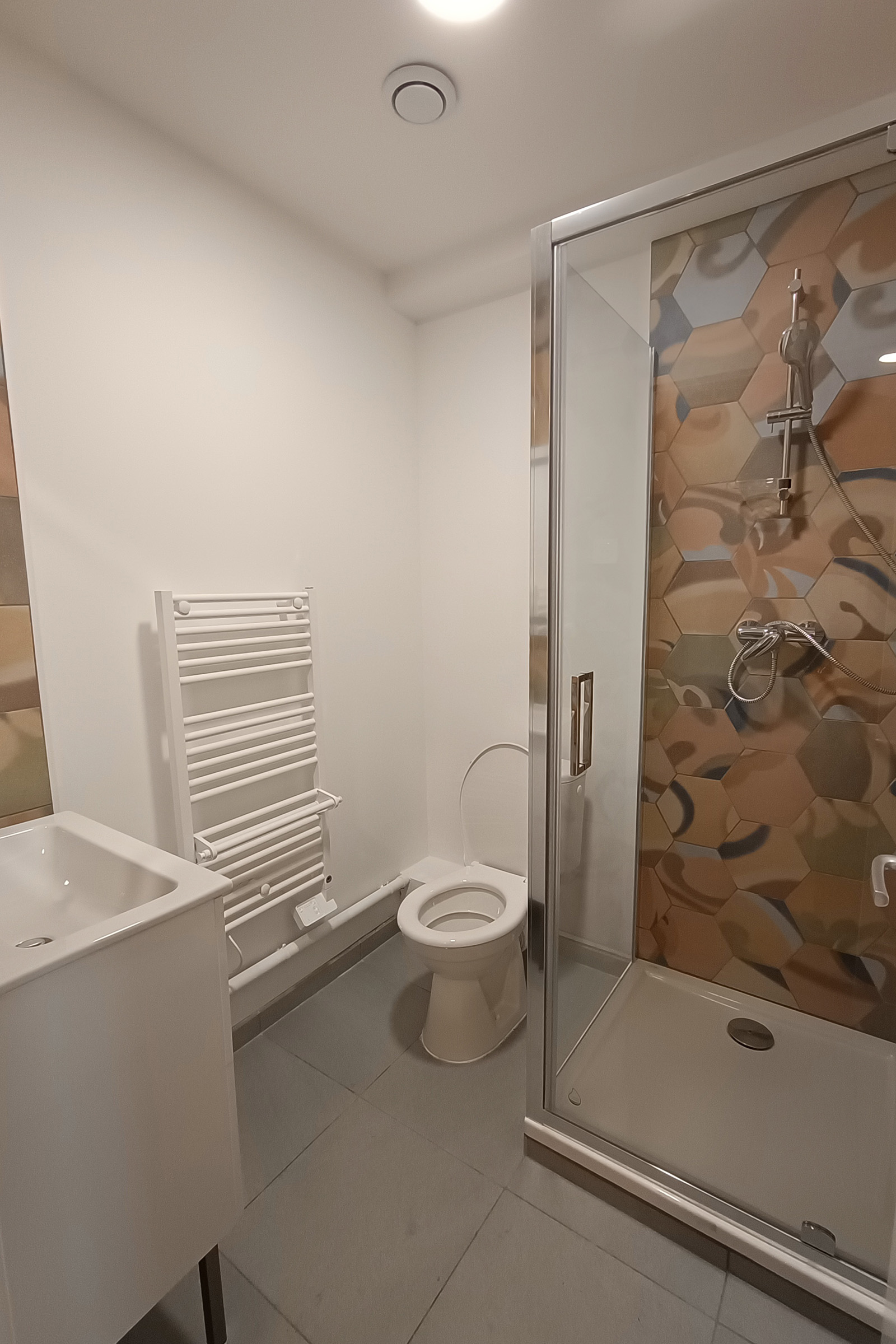 Salle de bains d’un logement réhabilité à Paris