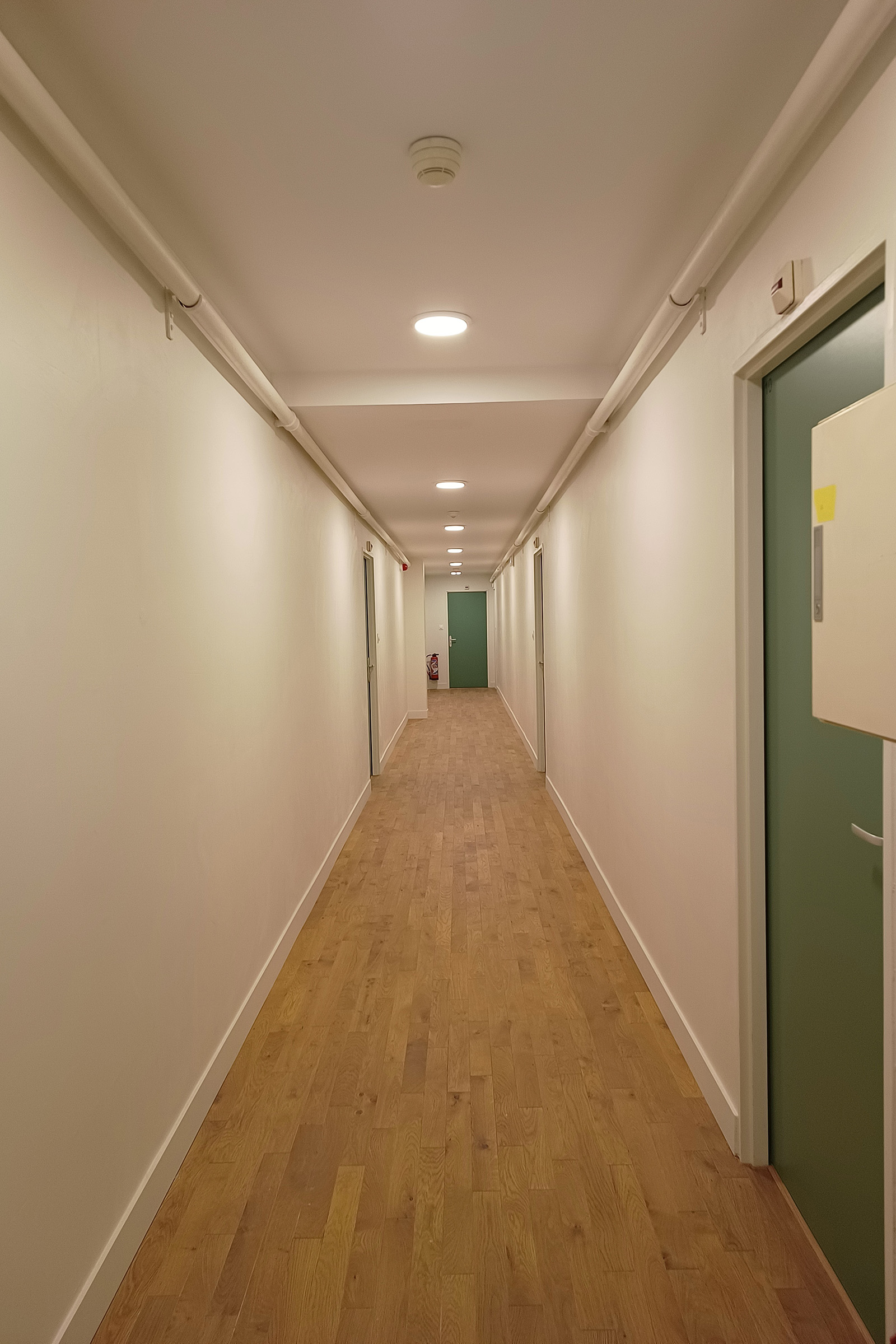 Circulation commune desservant les logements réhabilités à Paris