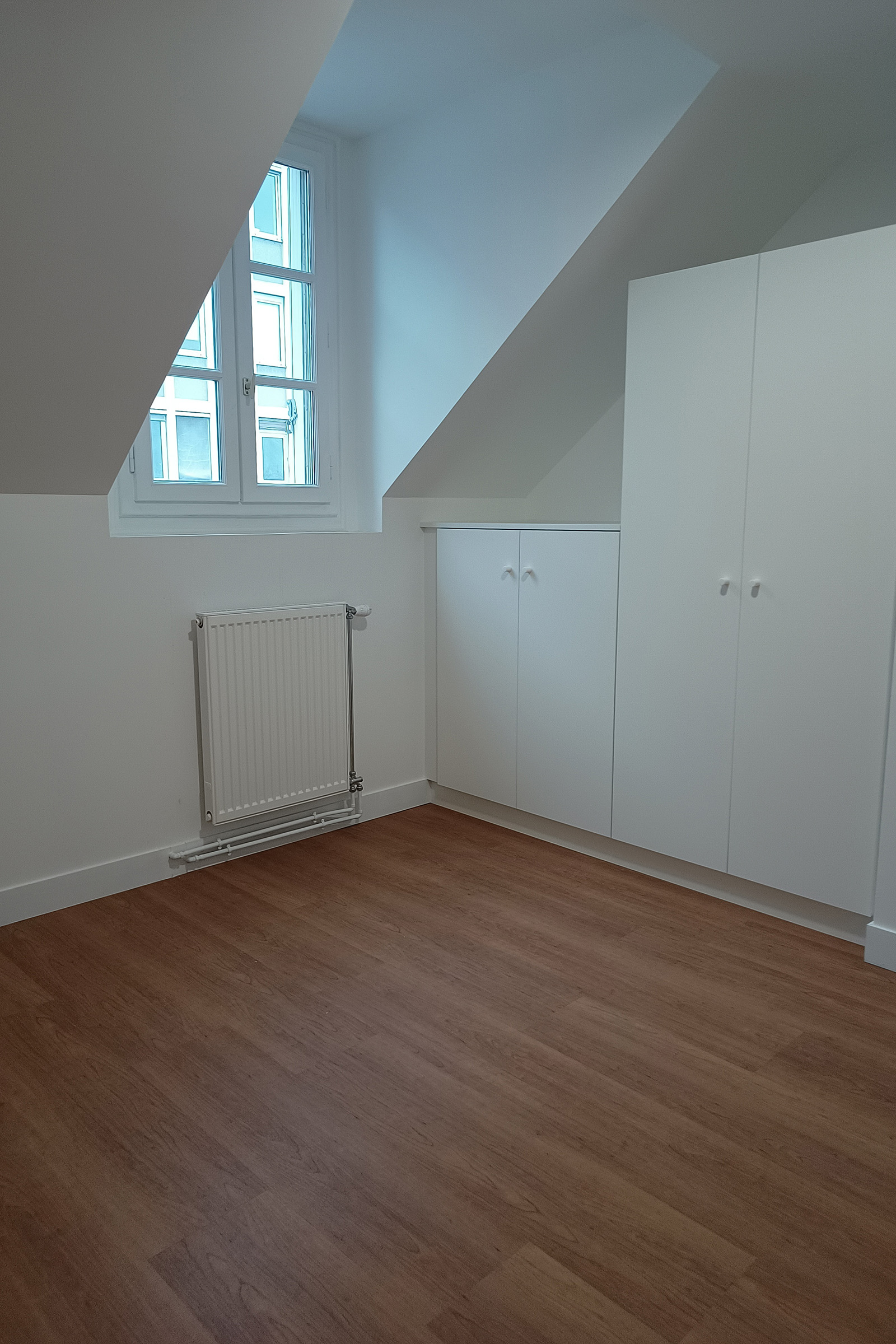 Chambre avec rangements intégrés dans un logement réhabilité à Paris