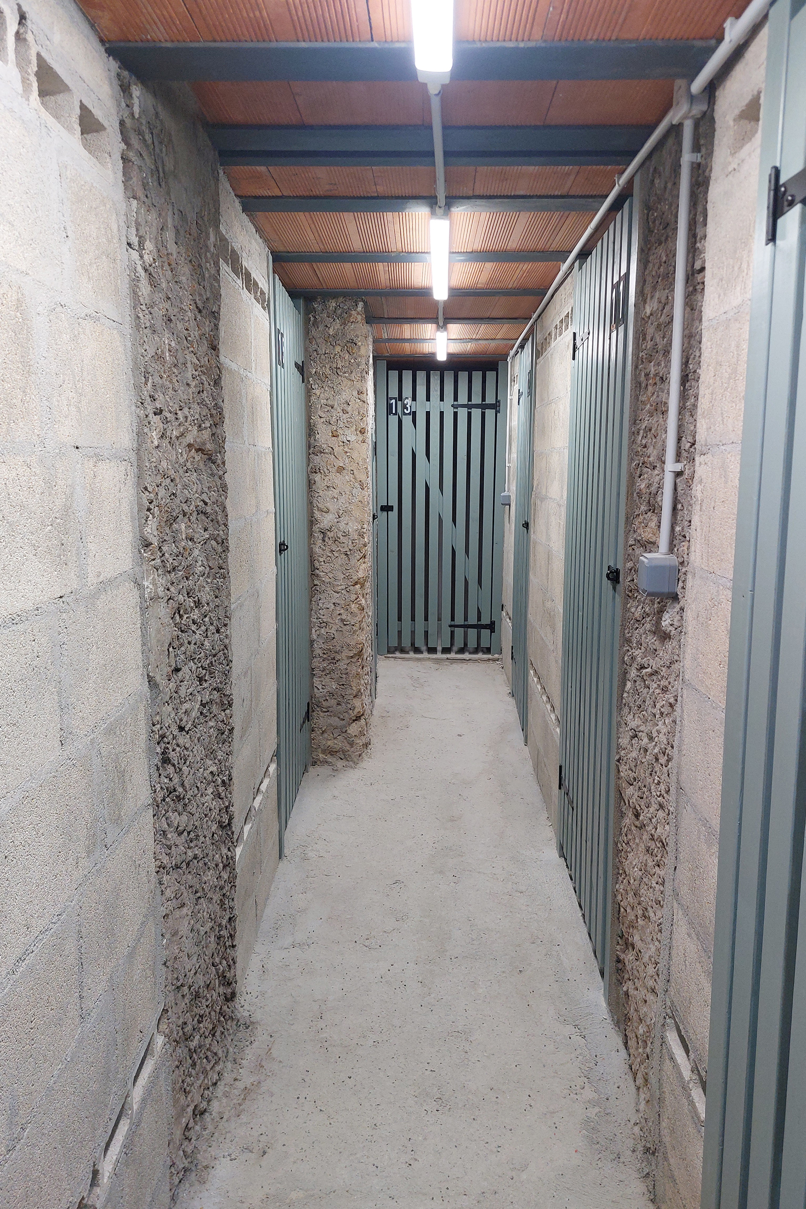 Caves réhabilitées avec nouvelles portes ajourées et ventilation